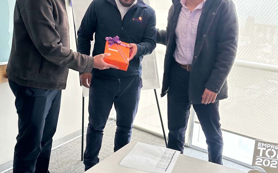 Colaboradores de Fibra Storage celebrando logro académico en Prepa U-Storage