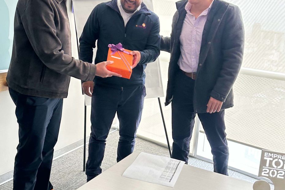 Colaboradores de Fibra Storage celebrando logro académico en Prepa U-Storage