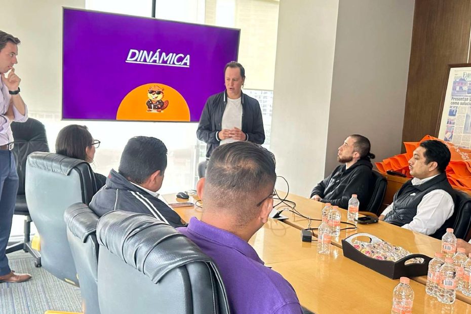Colaboradores de nuevo ingreso en sesión U-Welcome Fibra Storage